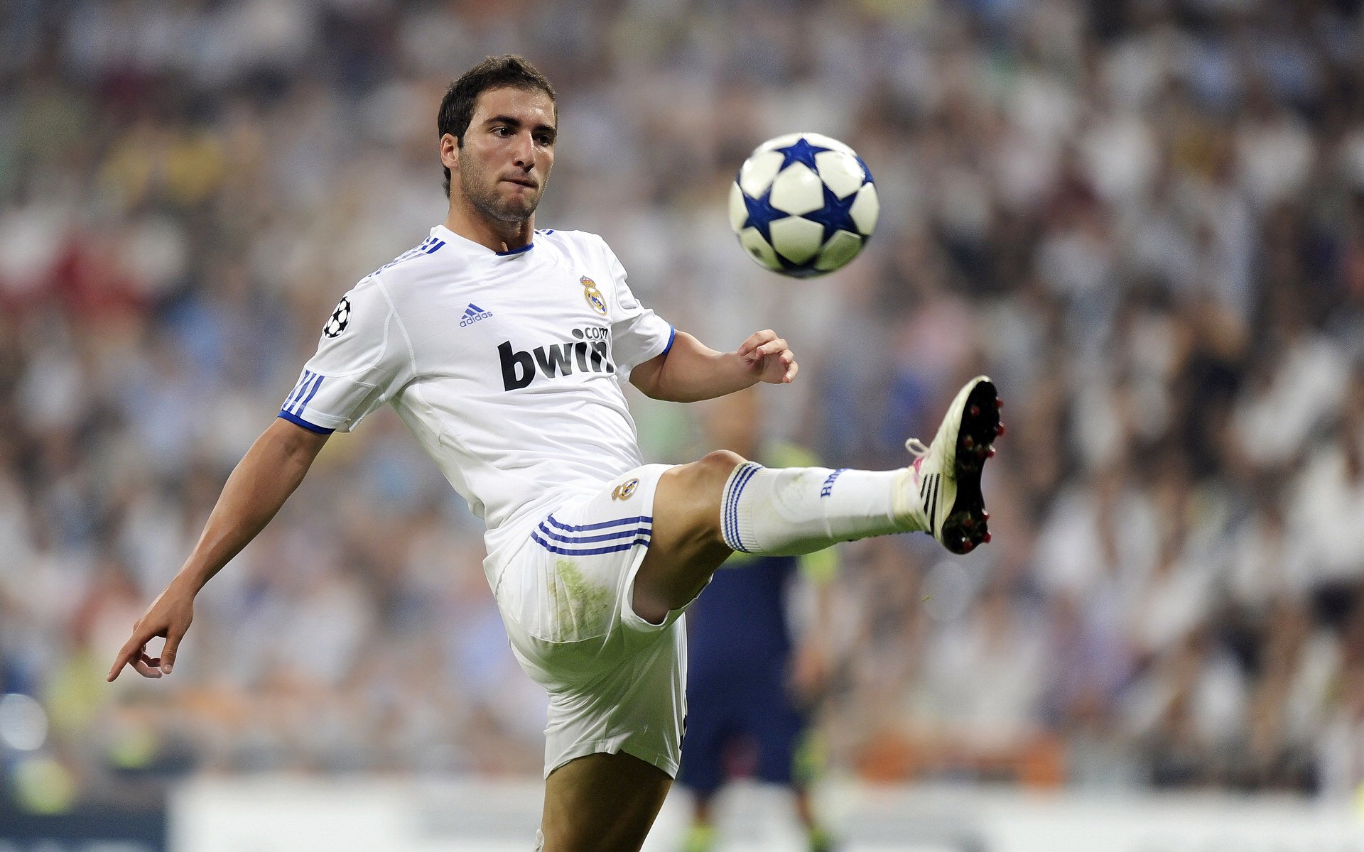 球员在训练中突破技术难点获得教练肯定,持球队员突破后