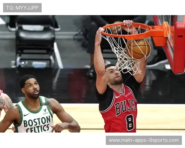 公牛怀特冲击篮筐，连续造犯规